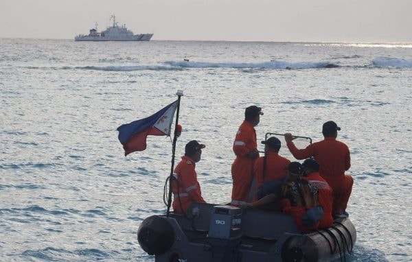 Binh sĩ Philippines tập trận gần đảo Thị Tứ - Ảnh: Cảnh sát biển Philippines (PCG) / AFP)
