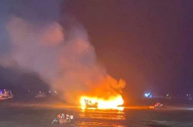 Hai tàu cá của ngư dân xã Ngư Lộc, huyện Hậu Lộc cháy trong đêm. Ảnh: TR. Nghị
