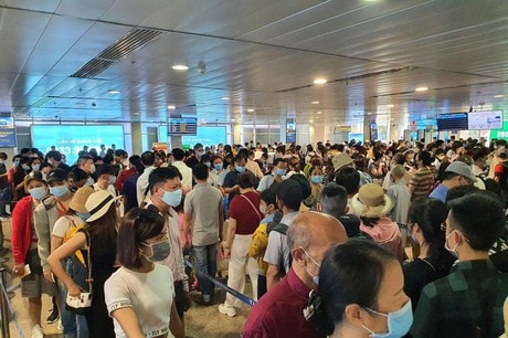 Ngày 15,16/4 vừa qua, tại nhà ga hành khách quốc nội Cảng hàng không quốc tế Tân Sơn Nhất đã xảy ra tình trạng ùn ứ hành khách trong nhà ga gây bức xúc dư luận. Ảnh: TL