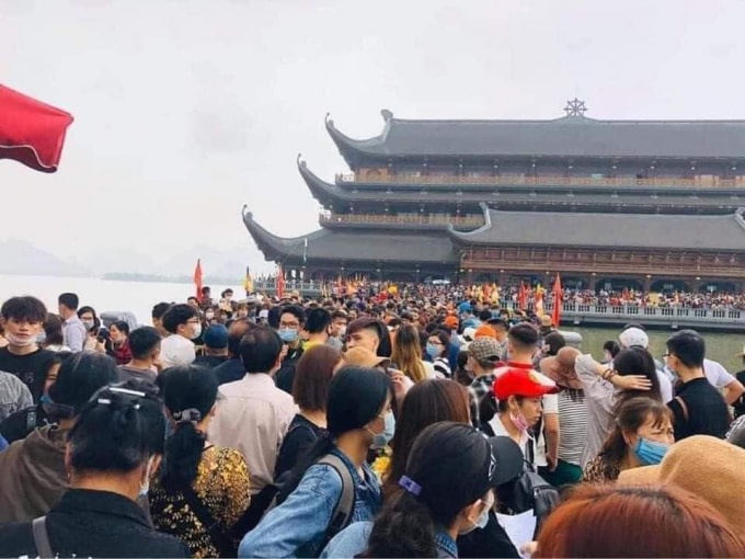 Cảnh chen lấn tại Chùa Tam Chúc hồi tháng 3/2021
