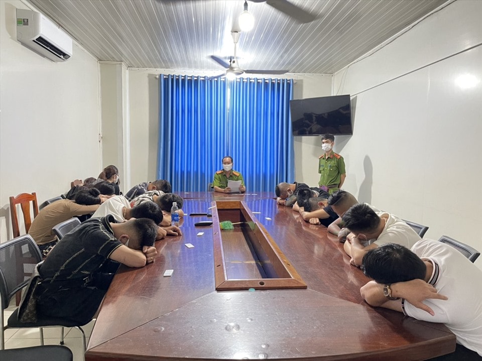 Hình ảnh các đối tượng tàng trữ và sử dụng trái phép chất ma túy tại cơ quan chức năng. Ảnh: laodong.vn