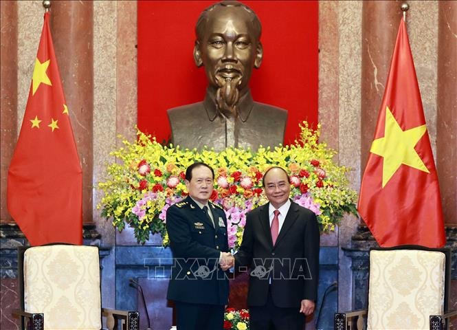 Chủ tịch nước Nguyễn Xuân Phúc tiếp Bộ trưởng Bộ Quốc phòng Trung Quốc Ngụy Phượng Hòa. (Ảnh: TTXVN)