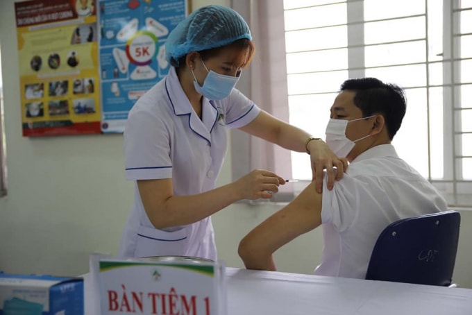 Việc tiêm phòng vắc xin COVID-19 hiện đang được tiến hành tại nhiều địa phương (ảnh TL).
