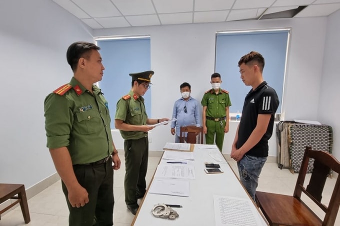 Tống đạt quyết định tạm giam một đối tượng trong đường dây đưa người nhập cảnh trái phép. Ảnh: nld.vn