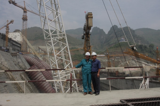 Nhà báo Tào Khánh Hưng – Phó Tổng biên tập Báo Xây dựng (áo xanh) trong một chuyến công tác trên công trường xây dựng nhà máy thủy điện Sơn La.