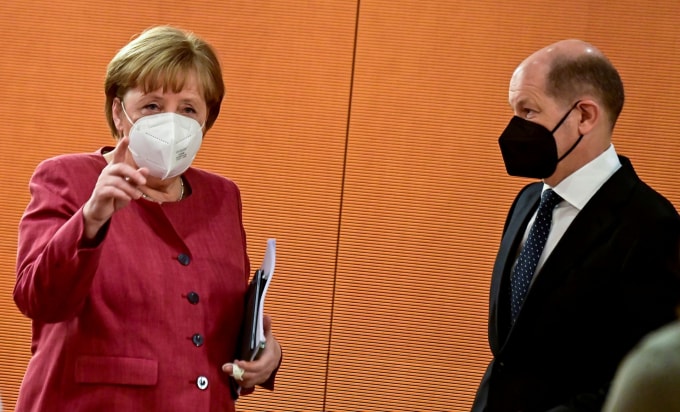 Thủ tướng Đức Angela Merkel và Bộ trưởng Tài chính và Phó Thủ tướng Olaf Scholz đến dự cuộc họp nội các hàng tuần tại Phủ Thủ tướng ở Berlin, Đức ngày 21 tháng 4 năm 2021 - Ảnh: Tobias Schwarz / REUTERS