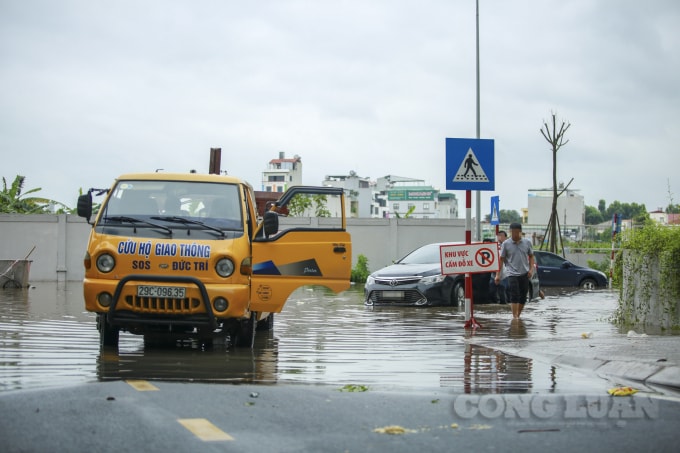 Cứu hộ giao thông đến để kéo các xe ngập sâu trong nước lên trên.