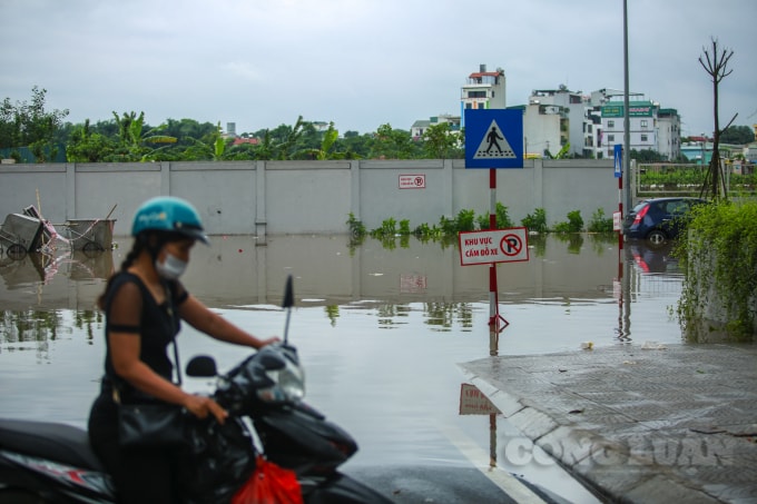 Nhiều người dân làm việc ở đây, đã phải quay đầu xe vì không thể đi qua tuyến đường ngập nước này.
