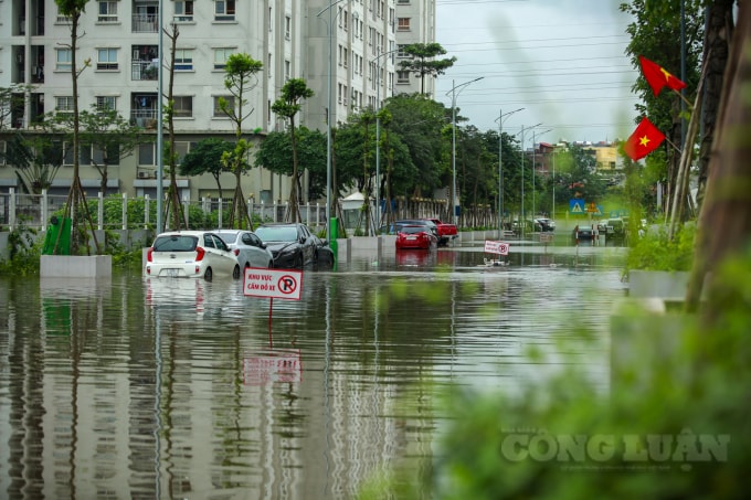 Đến trưa chiều mực nước vẫn chưa thể rút hết, Hà Nội vẫn còn mưa rả rích. Tại tuyến đường này vẫn còn khoảng hơn chục chiếc xe ô tô chìm sâu trong biển nước.