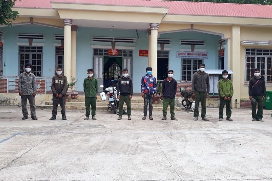 Nhóm đối tượng vận chuyển lâm sản trái phép từ Campuchia (giáp tỉnh Đắk Lắk) về Việt Nam tiêu thụ. Ảnh: laodong.vn