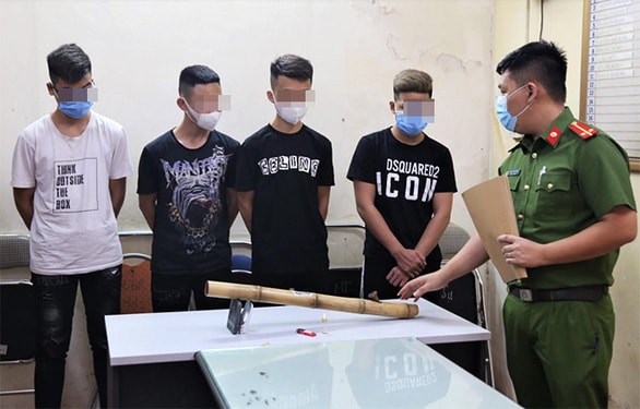 Nhóm nam sinh cùng tang vật phục vụ việc sử dụng trái phép chất ma túy. Ảnh: tuoitre.vn