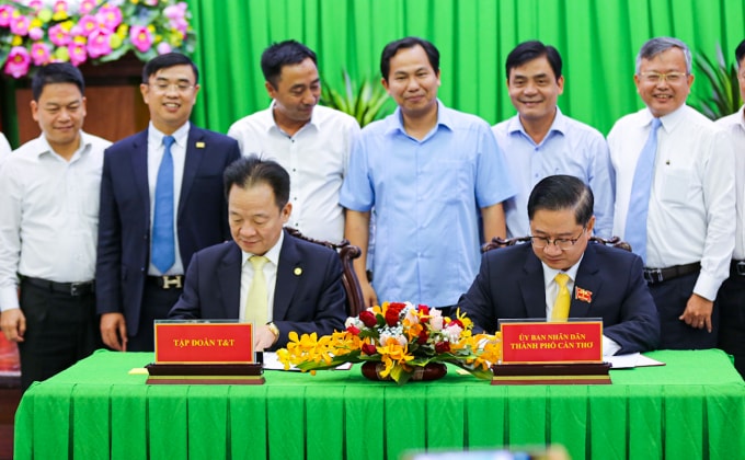 Ông Trần Việt Trường, Chủ tịch UBND TP Cần Thơ (bên phải) và ông Đỗ Quang Hiển, Chủ tịch Tập đoàn T&T Group ký thỏa thuận hợp tác chiến lược.