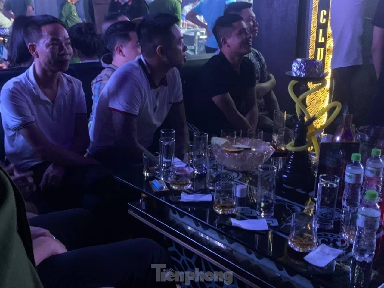 Tại thời điểm đột kích, trong quán bar MK đang có hơn 300 dân chơi có mặt. Ảnh: tienphong.vn
