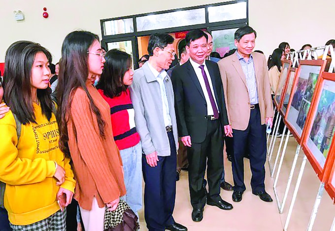 Giám đốc Sở Thông tin và Truyền thông Thanh Hóa dự triển lãm ảnh và tư liệu trong cộng đồng ASEAN tại Trường Đại học Hồng Đức.