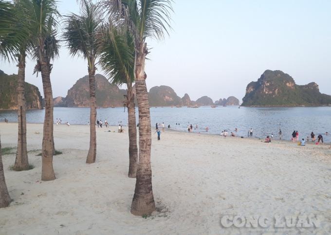 Bãi biển mới được xây dựng tại phường Hồng Hà, TP Hạ Long, dừng khai trương trong dịp nghỉ lễ 30/4 để phòng chống dịch Covid-19. Ảnh Nguyễn Quân.