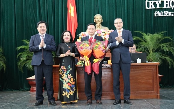 Thường trực Tỉnh ủy và HĐND tỉnh Phú Yên tặng hoa chúc mừng ông Đào Mỹ (người thứ hai, bên phải)