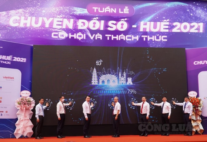 Các đại biểu thực hiện nghi thức khai trương tuần lễ chuyển đổi số.