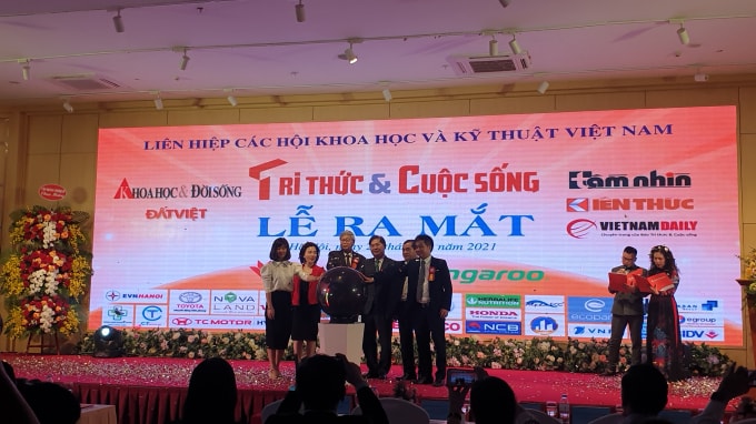 Các đại biểu thực hiện nghi lễ ra mắt. Ảnh: Hà Vân