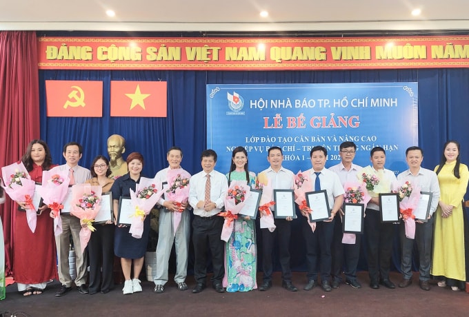 Nhà báo Trần Trọng Dũng - Chủ tịch Hội Nhà báo TP. HCM (thứ 6 từ trái qua) trao chứng nhận cho các học viên khóa I - năm 2021.