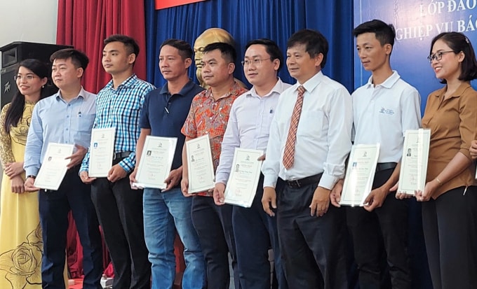 Các học viên được trao chứng nhận bồi dưỡng nghiệp vụ Báo chí - Truyền thông của Hội Nhà báo TP. HCM.