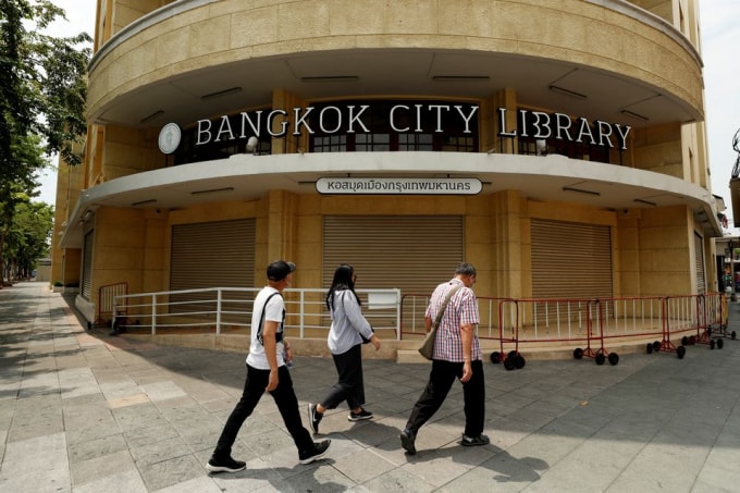 Người dân bên ngoài thư viện Bangkok. Ảnh: Reuters