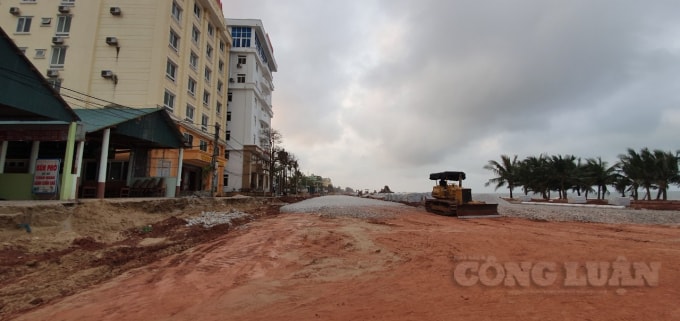 Tuyến đường sát biển Hải Hòa, thị xã Nghi Sơn đang được gấp rút hoàn thiện để khai trương dịp 30/4- 1/5. Ảnh chụp ngày 21/4/2021