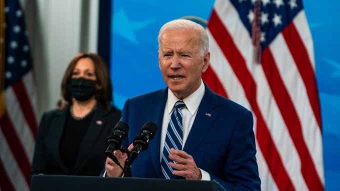 Chính quyền của Tổng thống Biden sẽ chia sẻ khoảng 60 triệu liều vắc xin COVID-19 của AstraZeneca - Ảnh: Reuters