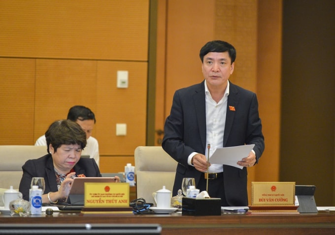 Tổng Thư ký Quốc hội Bùi Văn Cường báo cáo tại phiên họp.
