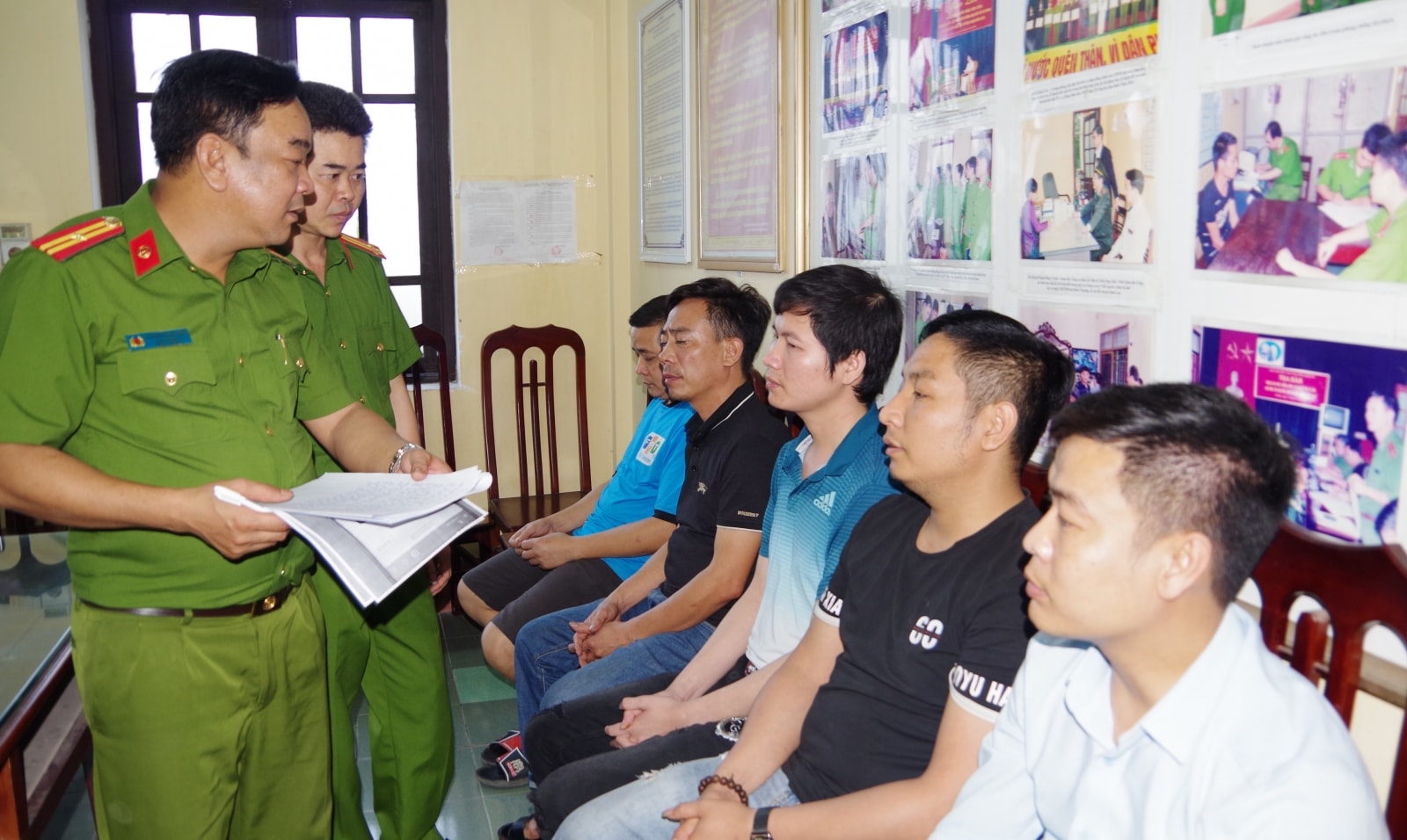 Các đối tượng tại cơ quan công an. Ảnh: Công an Hà Nam
