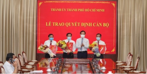 Phó Bí thư Thường trực Thành ủy TP HCM Trần Lưu Quang trao quyết định cho Báo Người Lao Động. ảnh: Quang Liêm