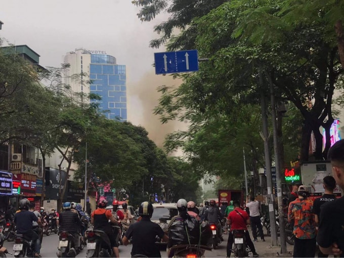 Vụ cháy xảy ra vào giờ cao điểm, thu hút sự chú ý của người tham gia giao thông khiến đoạn đường qua địa điểm trên ùn tắc cục bộ.