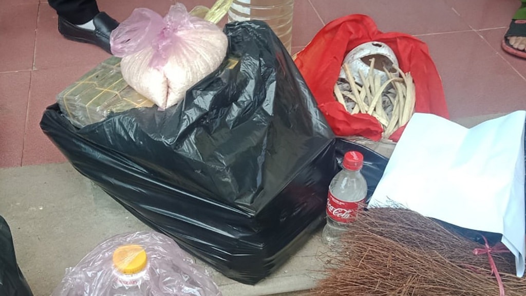 Chính quyền địa phương phát hiện chị Thùy mang nhiều vật dụng để làm hài cốt giả nhằm chôn ở nghĩa trang xã Thiệu Lý. Ảnh: thanhnien.vn