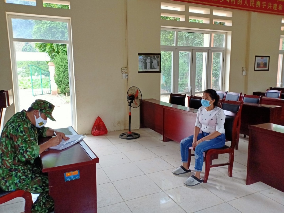 Đối tượng Lò Thị Hạnh tại Đồn Biên phòng. Ảnh: vov.vn