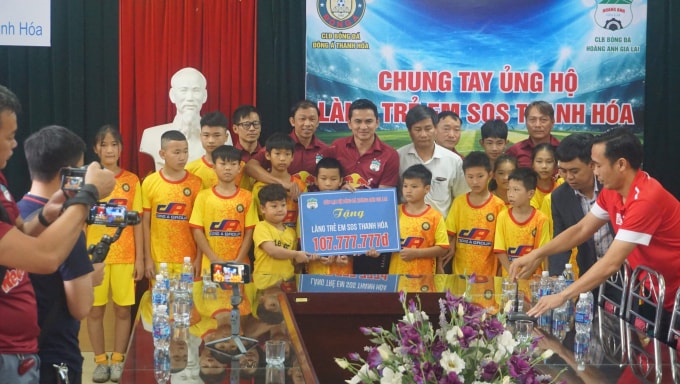 Hơn 200 triệu đã được lãnh đạo 2 đội bóng trao cho làng trẻ em SOS Thanh Hóa. Ảnh: MH