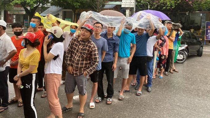 Khán giả Thanh Hóa đội mưa mua vé xem trận đội nhà gặp HAGL. Ảnh: MH