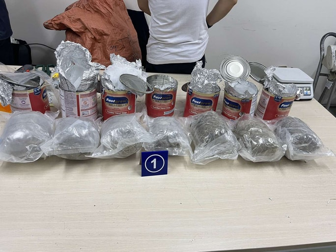 Ma túy được đựng trong đáy hộp sữa. Ảnh: nld.vn