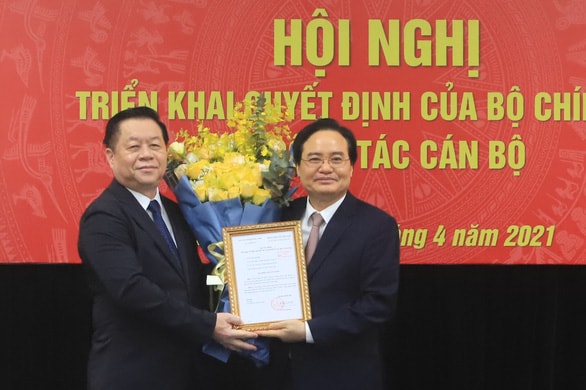 Trưởng Ban Tuyên giáo Trung ương Nguyễn Trọng Nghĩa (trái) trao quyết định của Bộ Chính trị cho ông Phùng Xuân Nhạ. Ảnh: TL