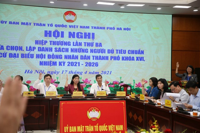 Các đại biểu biểu quyết tại hội nghị hiệp thương lần thứ ba để lựa chọn, lập danh sách những người đủ tiêu chuẩn ứng cử đại biểu HĐND thành phố Hà Nội