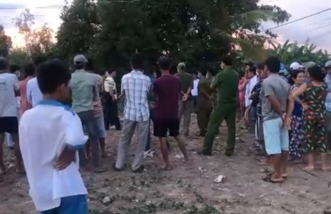 Nhiều người dân hiếu kỳ đến xem vụ việc. (Ảnh cắt từ Clip)