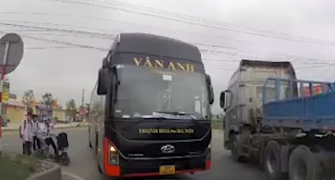Xe khách của nhà xe Vân Anh (TP Thanh Hóa) đi ngược chiều trên Quốc lộ 1A. Ảnh cắt từ Clip