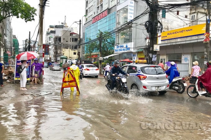 Cần những giải pháp đồng bộ, hiệu quả để xử lý dứt điểm tình trạng ngập úng mỗi khi mưa lớn tại Thủ đô Hà Nội