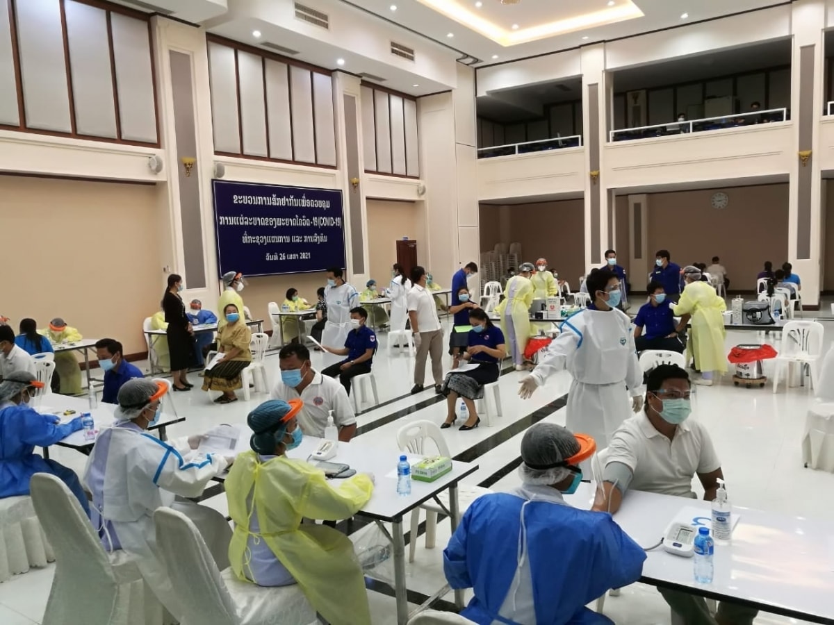 Một số điểm xét nghiệm dã chiến được thành lập để đáp ứng nhu cầu xét nghiệm của các đối tượng nghi mắc Covid-19 ngày càng tăng cao ở thủ đô Vientiane. Ảnh: TL