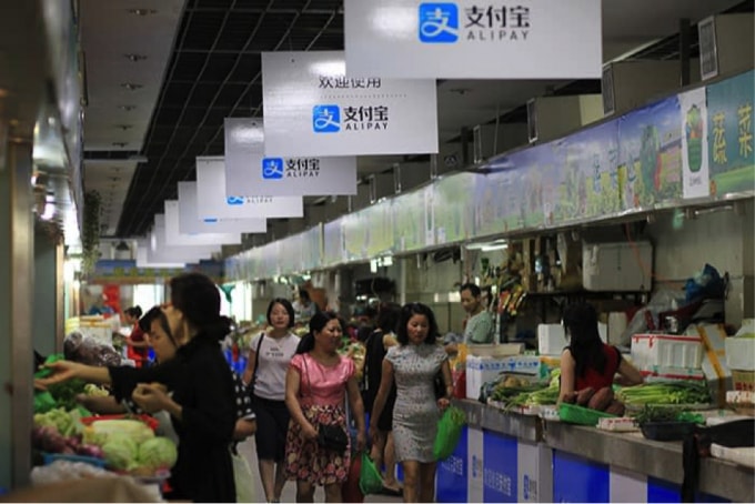 Một khu chợ ở Ôn Châu nơi sử dụng Alipay. Hàng triệu người ở Trung Quốc sử dụng ứng dụng này mỗi ngày để thanh toán cho mọi thứ, từ giao đồ ăn đến đóng tiền điện. (Nguồn: Visual China Group/Getty Images).