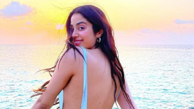 Janhvi Kapoor phải xin lỗi và giải thích với khán giả về hành động thiếu nhạy cảm của mình.