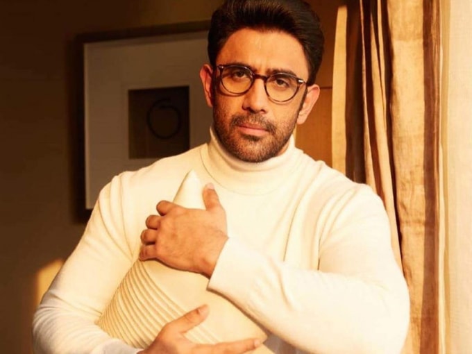 Amit Sadh lo lắng việc đăng tải về cuộc sống riêng sẽ là “ngớ ngẩn” trong hoàn cảnh này.