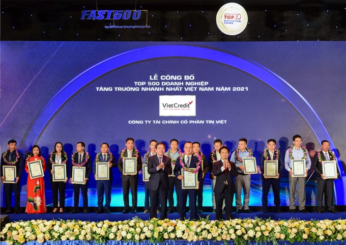 Ông Nguyễn Đức Phương – Chủ tịch Hội đồng Quản trị VietCredit nhận Bằng chứng nhận FAST500 từ đại diện ban tổ chức