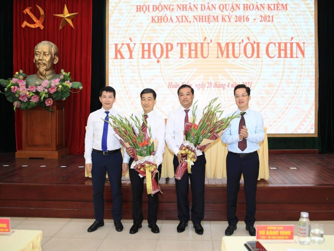 Bí thư Quận ủy Hoàn Kiếm Vũ Đăng Định (ngoài cùng bên phải), Chủ tịch UBND quận Hoàn Kiếm Phạm Tuấn Long (ngoài cùng bên trái) tặng hoa chúc mừng ông Đinh Hồng Phong và ông Nguyễn Quốc Hoàn. Ảnh: Quang Thái