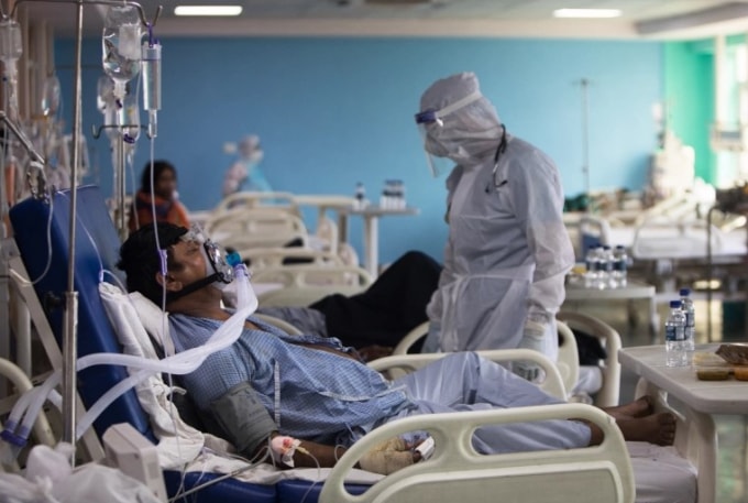 Tình trạng thiếu oxy và giường bệnh đang trở nên trầm trọng tại Ấn Độ khi số ca nhiễm bùng phát không kiểm soát - Ảnh: AFP