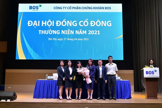 Ban lãnh đạo chúc mừng bà Phan Thị Bích Phượng trúng cử là thành viên Ban kiểm soát