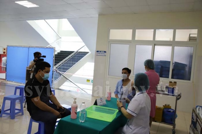 Hơn 80 nhà báo của tỉnh Lào Cai được tiêm phòng dịch Covid -19 tại Bệnh viện sản nhi tỉnh Lào Cai ngày 28/4. Ảnh: Sở Y tế Lào Cai.